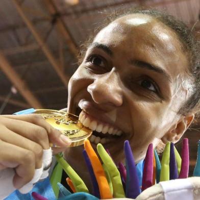 Jogos Pan-Americanos de Toronto 2015CAN - PAN/JUDÔ - ESPORTES - A judoca brasileira Erika Miranda (de branco) exibe a medalha de ouro da categoria até 52kg dos Jogos Pan-Americanos 2015 após derrotar a canadense Ecaterina Guica, no Mississauga Sports Centre, em Toronto, no Canadá, neste sábado. Érika venceu a luta. 11/07/2015 - Foto: MÁRCIO FERNANDES/ESTADÃO CONTEÚDOEditoria: ESPORTESLocal: TORONTOIndexador: MÁRCIO FERNANDESFonte: ESTADAO CONTEUDOFotógrafo: ESTADÃO CONTEÚDO