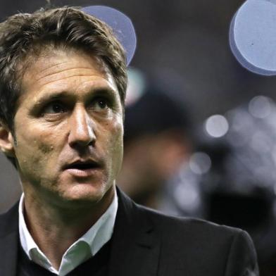 Argentina's Boca Juniors team coach Guillermo Barros Schelotto walks on the field before the Copa Libertadores 2018 semifinal first leg football match against Brazil's Palmeiras at La Bombonera stadium in Buenos Aires, Argentina, on October 24, 2018. (Photo by ALEJANDRO PAGNI / AFP)