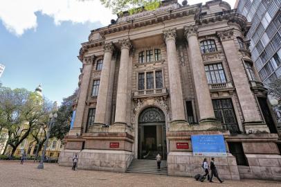 PORTO ALEGRE, RS, BRASIL, 25/09/2013: A biblioteca do santander cultural, projeto de interiores que mescla clássico e contemporâneo, projeto de sala, WJW Arquitetura. (Omar Freitas/Agência RBS, Casa e Cia)