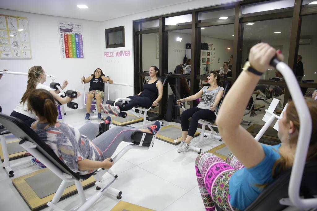 Com chope, sinuca e tatuagem, salão de beleza feminista é inaugurado em  Porto Alegre