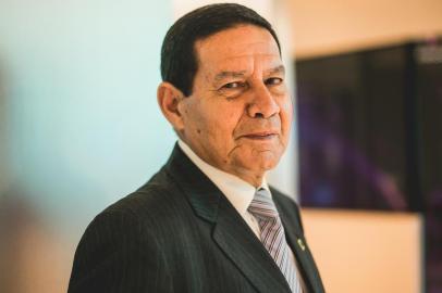 Nós somos irmãos siameses, diz Mourão sobre BolsonaroSP - ELEIÇÕES 2018/BOLSONARO/MOURÃO - POLÍTICA - O general da reserva Hamilton Mourão (PRTB), eleito vice-presidente na     chapa de Jair Bolsonaro (PSL), é fotografado na sede do SBT, em São Paulo,     na segunda-feira, 29. Mourão (PRTB) afirmou ao jornal O Estado de S. Paulo     que se considera um assessor privilegiado do novo governo. Sou um     assessor eleito. É diferente dos ministros, que podem ser escalados e     desescalados a qualquer momento. Eu não posso ser desescalado, disse     Mourão. Segundo o vice, ele e Bolsonaro são irmãos siameses. Estamos     juntos mesmo.     29/10/2018 - Foto: VALÉRIA GONÇALVEZ/ESTADÃO CONTEÚDOEditoria: POLÍTICALocal: SÃO PAULOIndexador: VALÉRIA GONÇALVEZFotógrafo: ESTADÃO CONTEÚDO