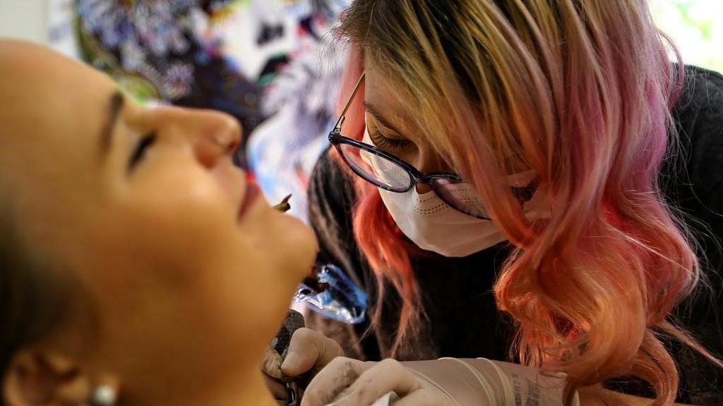 Com chope, sinuca e tatuagem, salão de beleza feminista é inaugurado em  Porto Alegre