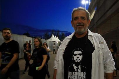  PORTO ALEGRE, RS, BRASIL, 20-10-2018. Cantor Roger Waters faz show no Beira. Na foto: com a camiseta do Bolsonaro, o paulista Rubens dos Santos (TADEU VILANI/AGÊNCIA RBS)