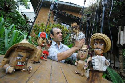  MAQUINÉ - BRASIL - Marcelo Tcheli bonequeiro de Maquiné. (FOTO: LAURO ALVES)