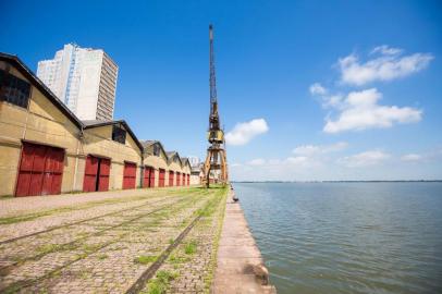  PORTO ALEGRE, RS, BRASIL, 05/03/2018 : Começo das obras no Cais Mauá. Os primeiros caminhões e operários chegaram no início da manhã. De acordo com o diretor de Operações do Consórcio Cais Mauá, Sérgio Lima, já está começando o cercamento das áreas que irão ter circulação de máquinas e trabalhadores. Os caminhões já estão trazendo o material que será usado.  (Omar Freitas/Agência RBS)Indexador: Omar Freitas