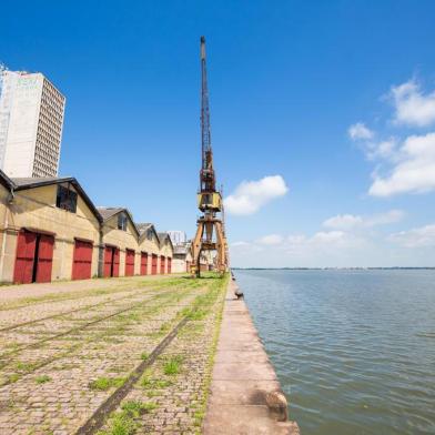  PORTO ALEGRE, RS, BRASIL, 05/03/2018 : Começo das obras no Cais Mauá. Os primeiros caminhões e operários chegaram no início da manhã. De acordo com o diretor de Operações do Consórcio Cais Mauá, Sérgio Lima, já está começando o cercamento das áreas que irão ter circulação de máquinas e trabalhadores. Os caminhões já estão trazendo o material que será usado.  (Omar Freitas/Agência RBS)Indexador: Omar Freitas