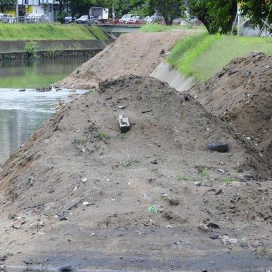  PORTO ALEGRE, RS, BRASIL, 31/10/2018 - Dunas de area no Arroio Dilúvio entre a Avenida Silva Só e o Zaffari da Vicente da Fontoura. (FOTOGRAFO: RONALDO BERNARDI / AGENCIA RBS)