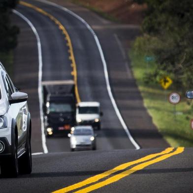 SARANDI, RS, BRASIL, 04-07-2017: Pista simples e faixa contínua no km 168, mas com velocidade limite de até 100 km/h na BR-386, entre Carazinho e Sarandi. Imprudência no trecho favorece acidentes. (Foto: Mateus Bruxel / Agência RBS)