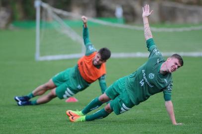  CAXIAS DO SUL, RS, BRASIL, 29/10/2018. Treino do Juventude no CT. O Ju está disputando a sérei B do Campeonato Brasileiro. Na foto, meia Denner (D). (Porthus Junior/Agência RBS)Indexador: Porthus Junior                  