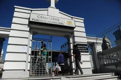  CAXIAS DO SUL, RS, BRASIL, 30/10/2018. Dia de Finados, preparativos. Famílias fazem reformas e limpeza em jazigos dias antes de Finados. Cemitérioi Público Municipal. (Porthus Junior/Agência RBS)