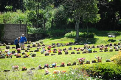  CAXIAS DO SUL, RS, BRASIL, 30/10/2018. Dia de Finados, preparativos. Famílias fazem reformas e limpeza em jazigos dias antes de Finados. Cemitério Parque. (Porthus Junior/Agência RBS)