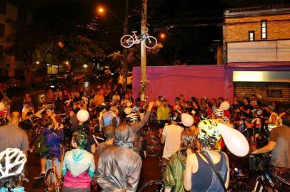  PORTO ALEGRE, RS, BRASIL, 21-10-2017. Massa crítica faz homenagem a ciclista atropelada na Zona Sul. Saiu do Largo da Epatur para, às 21h, para colocar bicicleta no local do atropelamento, na Cavalhada. (CAMILA DOMINGUES/AGÊNCIA RBS)