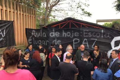 Faixas com protesto foram colocadas em frente à Escola Municipal Grande Oriente do Rio Grande do Sul, após professora ter sido agredida 