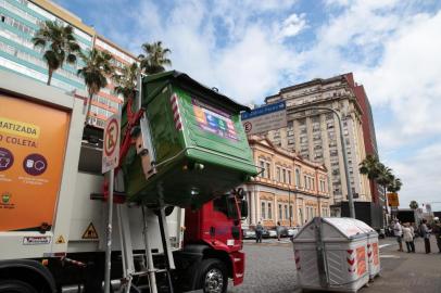  PORTO ALEGRE, RS, BRASIL, 01/11/2018 - Secretaria Municipal de Serviços Urbanos (SMSUrb), por meio do Departamento Municipal de Limpeza Urbana (DMLU), está inovando no sistema de atendimento da coleta seletiva e tornando Porto Alegre pioneira entre as capitais brasileiras com o recolhimento de resíduos em contêinere. Primeiramente o serviço fica restrito ao Centro Histórico.(FOTOGRAFO: FERNANDO GOMES / AGENCIA RBS)