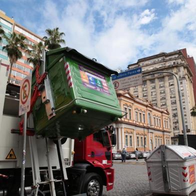  PORTO ALEGRE, RS, BRASIL, 01/11/2018 - Secretaria Municipal de Serviços Urbanos (SMSUrb), por meio do Departamento Municipal de Limpeza Urbana (DMLU), está inovando no sistema de atendimento da coleta seletiva e tornando Porto Alegre pioneira entre as capitais brasileiras com o recolhimento de resíduos em contêinere. Primeiramente o serviço fica restrito ao Centro Histórico.(FOTOGRAFO: FERNANDO GOMES / AGENCIA RBS)