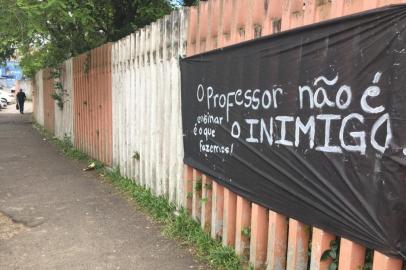 Cartaz em protesto em escola onde professora foi agredida na Capital