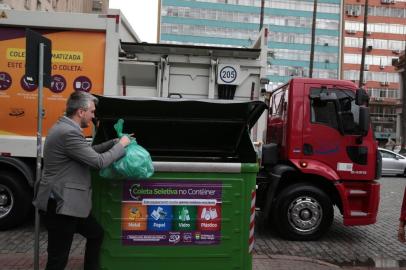  PORTO ALEGRE, RS, BRASIL, 01/11/2018 - Secretaria Municipal de Serviços Urbanos (SMSUrb), por meio do Departamento Municipal de Limpeza Urbana (DMLU), está inovando no sistema de atendimento da coleta seletiva e tornando Porto Alegre pioneira entre as capitais brasileiras com o recolhimento de resíduos em contêinere. Primeiramente o serviço fica restrito ao Centro Histórico. Foto - Secretário Municipal de Serviços Urbanos, Ramiro Rosário. (FOTOGRAFO: FERNANDO GOMES / AGENCIA RBS)