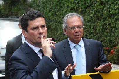 Moro aceita convite para comandar superministério da Justiça de BolsonaroRJ - BOLSONARO/TRANSIÇÃO/MINISTÉRIOS/MORO - POLÍTICA - O juiz federal Sérgio Moro (e),   acompanhado do economista Paulo Guedes   (d), futuro ministro da Economia, na   saída do condomínio onde mora o   presidente eleito Jair Bolsonaro (PSL),   na Barra da Tijuca, zona oeste do Rio   de Janeiro, na manhã desta quinta-  feira, 1º. após reunião, Moro aceitou o   convite para comandar superministério   da Justiça de Bolsonaro.   01/11/2018 - Foto: WILTON JUNIOR/ESTADÃO CONTEÚDOEditoria: POLÍTICALocal: RIO DE JANEIROIndexador: WILTON JUNIORFotógrafo: ESTADÃO CONTEÚDO