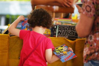  PORTO ALEGRE, RS, BRASIL, 01-11-2018: Feira do Livro tem início pela Área Infantil e Juvenil, na Praça da Alfândega em Porto Alegre. (FOTO FÉLIX ZUCCO/AGÊNCIA RBS, Segundo Caderno).