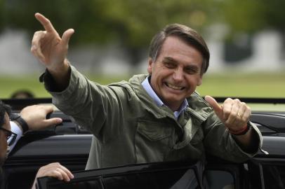  Jair Bolsonaro, far-right lawmaker and presidential candidate for the Social Liberal Party (PSL), gestures to supporters during the second round of the presidential elections, in Rio de Janeiro, Brazil on October 28, 2018. - Brazilians will choose their president today during the second round of the national elections between the far-right firebrand Jair Bolsonaro and leftist Fernando Haddad (Photo by MAURO PIMENTEL / AFP)Editoria: POLLocal: Rio de JaneiroIndexador: MAURO PIMENTELSecao: electionFonte: AFPFotógrafo: STF