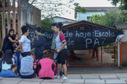  PORTO ALEGRE, RS, BRASIL, 01/11/2018 - Protesto de docentes, pais e alunos na Escola Municipal Grande Oriente do Rio Grande do Sul. (FOTOGRAFO:ISADORA NEUMANN / AGENCIA RBS)