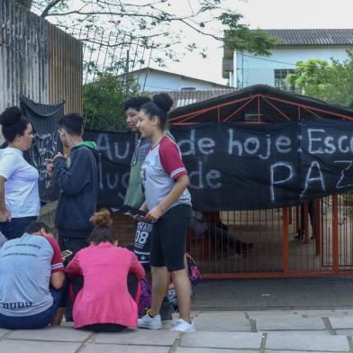  PORTO ALEGRE, RS, BRASIL, 01/11/2018 - Protesto de docentes, pais e alunos na Escola Municipal Grande Oriente do Rio Grande do Sul. (FOTOGRAFO:ISADORA NEUMANN / AGENCIA RBS)