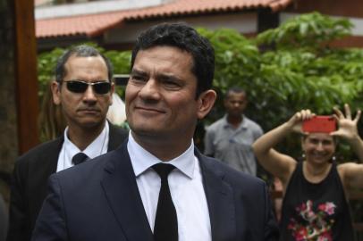  Brazilian Judge Sergio Moro gestures as he leaves the house of Brazilian President-elect Jair Bolsonaro after a meeting, in Rio de Janeiro, Brazil on November 1, 2018. - Anti-graft judge Moro accepted the justice minister post under Brazils Bolsonaro. (Photo by MAURO PIMENTEL / AFP)Editoria: POLLocal: Rio de JaneiroIndexador: MAURO PIMENTELSecao: politics (general)Fonte: AFPFotógrafo: STF