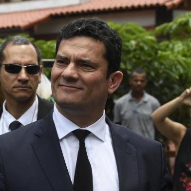  Brazilian Judge Sergio Moro gestures as he leaves the house of Brazilian President-elect Jair Bolsonaro after a meeting, in Rio de Janeiro, Brazil on November 1, 2018. - Anti-graft judge Moro accepted the justice minister post under Brazils Bolsonaro. (Photo by MAURO PIMENTEL / AFP)Editoria: POLLocal: Rio de JaneiroIndexador: MAURO PIMENTELSecao: politics (general)Fonte: AFPFotógrafo: STF