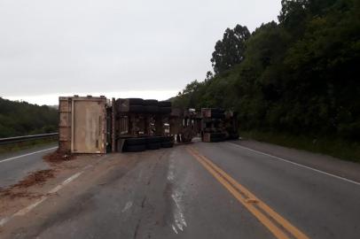 Motorista morre em tombamento de caminhão na BR-392 em Canguçu, 02/11/2018