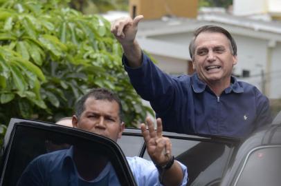 O presidente eleito, Jair Bolsonaro cumprimenta apoiadores em frente à sua casa, na Barra da Tijuca, zona oeste da capital fluminense. Foto: Tomaz Silva/Agência Brasil