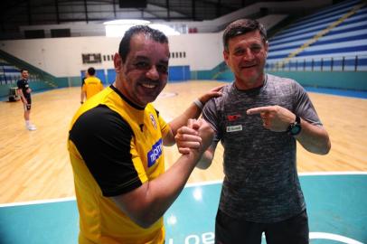  MARECHAL CANDIDO RONDON, PR, BRASIL, 01/11/2018 - A equipe de futsal ACBF chega em Marechal Candido Rondon para enfrentar a equipe do Copagril. NA FOTO: da esq. para direita - técnico da ACBF Marquinhos Xavier e o técnico da Copagril, Paulinho Sananduva. (Marcelo Casagrande/Agência RBS)