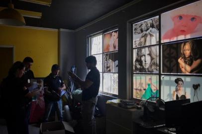  PORTO ALEGRE, RS, BRASIL, 30-10-2018: Operação da Polícia Civil em estúdios fotográficos na região central que aplicavam golpe em idosas. (Foto: Mateus Bruxel / Agência RBS)