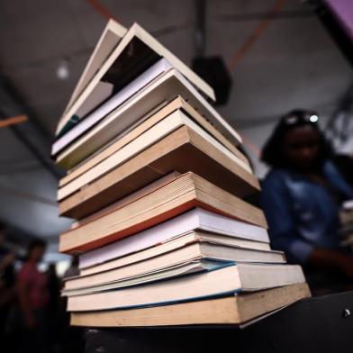  PORTO ALEGRE, RS, BRASIL, 02-11-2018. Segundo dia da 64ª Feira do Livro de Porto Alegre, na Praça da Alfândega. (CARLOS MACEDO/AGÊNCIA RBS)Indexador: Carlos Macedo