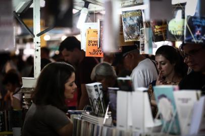  PORTO ALEGRE, RS, BRASIL, 02-11-2018. Segundo dia da 64ª Feira do Livro de Porto Alegre, na Praça da Alfândega. (CARLOS MACEDO/AGÊNCIA RBS)Indexador: Carlos Macedo