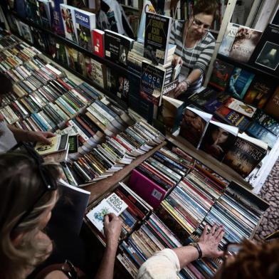  PORTO ALEGRE, RS, BRASIL, 02-11-2018. Segundo dia da 64ª Feira do Livro de Porto Alegre, na Praça da Alfândega. (CARLOS MACEDO/AGÊNCIA RBS)Indexador: Carlos Macedo