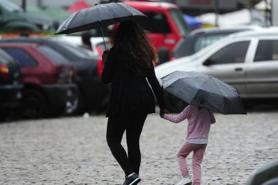  Depois de uma sexta-feira (2) de sol e calor, o sábado (3) começou com chuva forte e ventania em todo o Rio Grande do Sul. Em decorrência do mau tempo, o Instituto Nacional de Meteorologia (Inmet) emitiu alerta para risco de grandes acumulados, ventos de até 100km/h e queda de granizo.