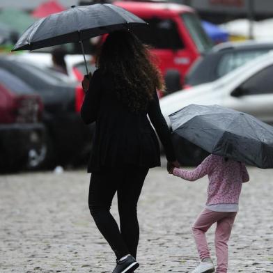  Depois de uma sexta-feira (2) de sol e calor, o sábado (3) começou com chuva forte e ventania em todo o Rio Grande do Sul. Em decorrência do mau tempo, o Instituto Nacional de Meteorologia (Inmet) emitiu alerta para risco de grandes acumulados, ventos de até 100km/h e queda de granizo.