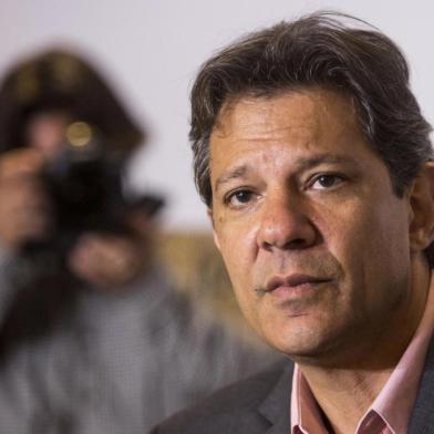  Brazilian presidential candidate for the Workers Party (PT) Fernando Haddad, attends a press conference in Copacabana neighborhood, Rio de Janeiro, Brazil, on October 23, 2018. (Photo by Daniel RAMALHO / AFP)Editoria: POLLocal: Rio de JaneiroIndexador: DANIEL RAMALHOSecao: electionFonte: AFPFotógrafo: STR