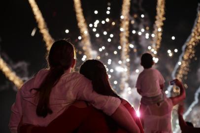  PORTO ALEGRE, RS, BRASIL, 01-01-2016 : Milhares de pessoas comemoraram os últimos momentos de 2015 em Porto Alegre, durante show de fogos de artifício. Foto: André Ávila/Agência RBS, Notícias)