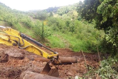 Conserto provisório de tubulação rompida no Sistema Faxinal permite restabelecer fornecimento de água em Caxias.