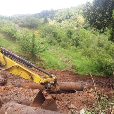 Conserto provisório de tubulação rompida no Sistema Faxinal permite restabelecer fornecimento de água em Caxias.