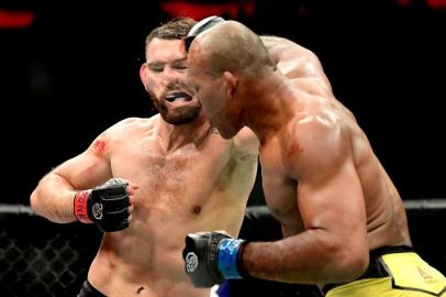 UFC 230 Weidman v SouzaNEW YORK, NY - NOVEMBER 03: Jacare Souza of Brazil (R) lands a punch on Chris Weidman of the United States in their middleweight bout during the UFC 230 event at Madison Square Garden on November 3, 2018 in New York City.   Steven Ryan/Getty Images/AFPEditoria: SPOLocal: New YorkIndexador: Steven RyanFonte: GETTY IMAGES NORTH AMERICAFotógrafo: STR