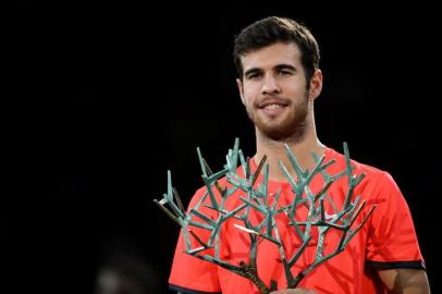 775241341Russias Karen Khachanov poses with the trophy after winning against Serbias Novak Djokovic, the mens singles final tennis match on day seven of the ATP World Tour Masters 1000 - Rolex Paris Masters - indoor tennis tournament at The AccorHotels Arena in Paris, on November 4, 2018. (Photo by CHRISTOPHE ARCHAMBAULT / AFP)Editoria: SPOLocal: ParisIndexador: CHRISTOPHE ARCHAMBAULTSecao: tennisFonte: AFPFotógrafo: STF