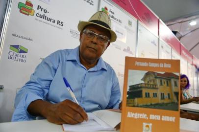  PORTO ALEGRE, RS, BRASIL, 04/11/2018: O cobrador de ônibus Fernando Campos da Rosa faz sessão de autógrafos de seu livro, batizado de Alegrete, Meu Amor na Feira do Livro de Porto Alegre. (CAMILA DOMINGUES/AGÊNCIA RBS)