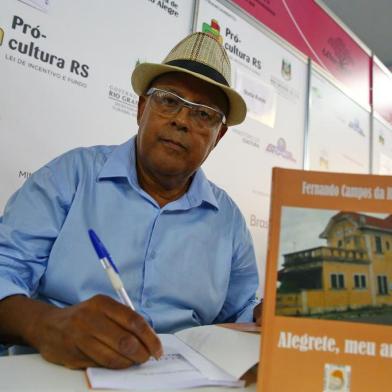  PORTO ALEGRE, RS, BRASIL, 04/11/2018: O cobrador de ônibus Fernando Campos da Rosa faz sessão de autógrafos de seu livro, batizado de Alegrete, Meu Amor na Feira do Livro de Porto Alegre. (CAMILA DOMINGUES/AGÊNCIA RBS)