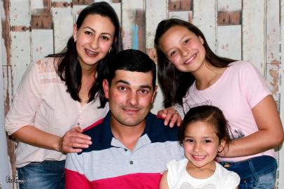 Leitor Rodrigo Marcelo Lucena, de Bom Jesus, faz aniversário junto com o Pioneiro. Na foto, com a esposa, Roseane, e as filhas Ana Luiz, 10 anos, e Hellena, 5. 