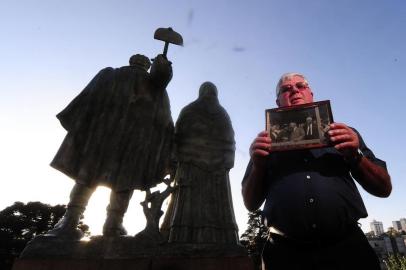  CAXIAS DO SUL, RS, BRASIL, 30/10/2018 - Nelson Zanotti, 67, neto do casal Luigi e Enrica Zanotti, que serviu de inspiração para a criação do Monumento ao Imigrante, em Caxias do Sul. (Marcelo Casagrande/Agência RBS)