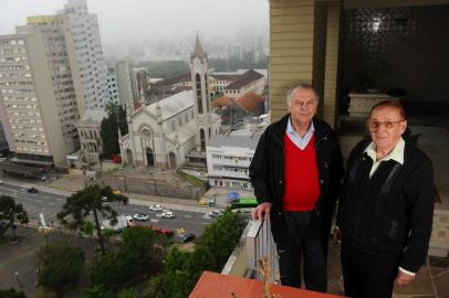  CAXIAS DO SUL, RS, BRASIL, 01/11/2018. Matéria do especial dos 70 anos do Pioneiro. Romeu Rossi e Murilo Frantz (de vermelho) relembram a primeira transmissão colorida de TV durante o desfile de carros alegóricos da Festa da Uva, em 19 de fevereiro de 1972. (Porthus Junior/Agência RBS)