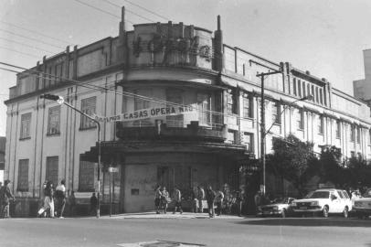 Cine Ópera em 1993, um ano antes do incêndio que destruiu o prédio. Abraço do Ópera mobilizou a comunidade da época