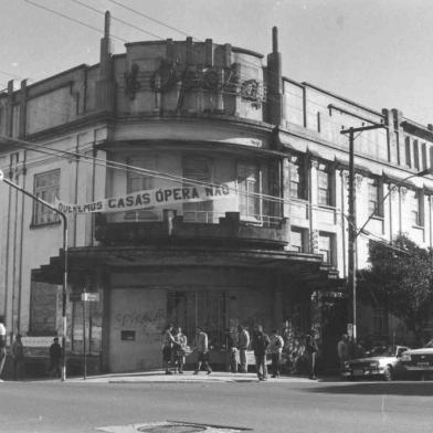 Cine Ópera em 1993, um ano antes do incêndio que destruiu o prédio. Abraço do Ópera mobilizou a comunidade da época